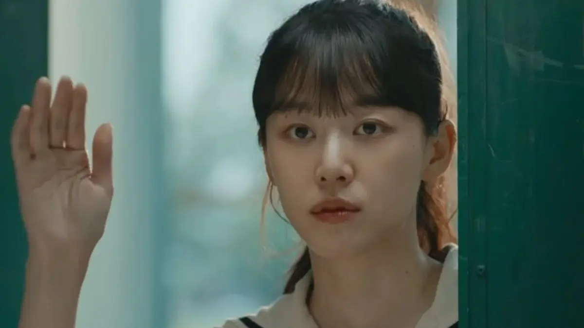 oh du sik in like flowers in the sand actress